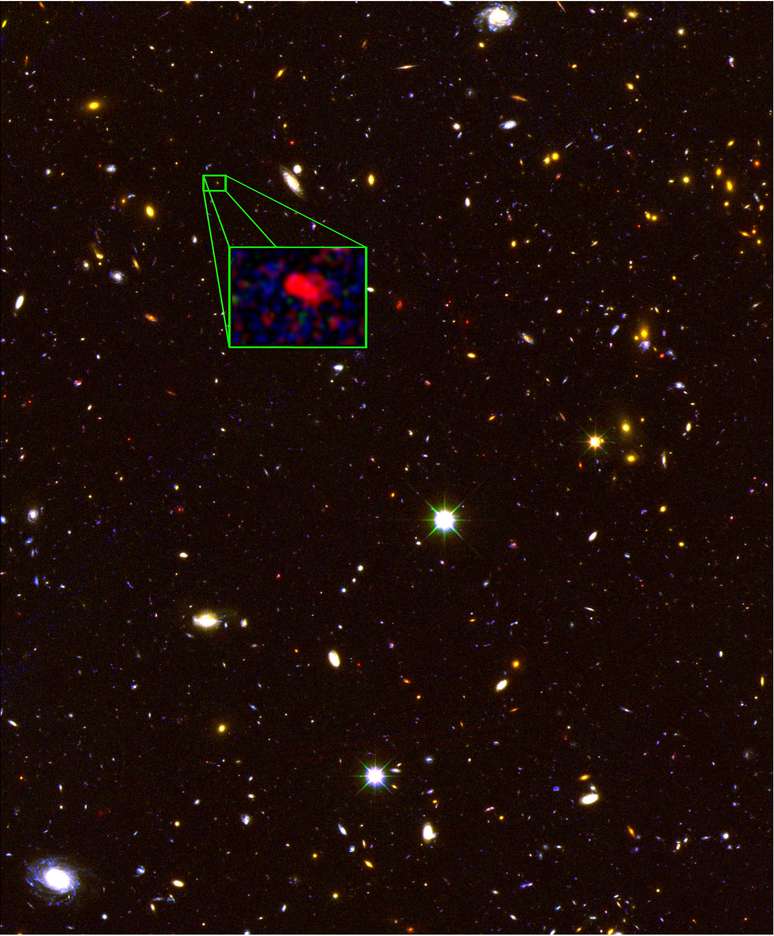 Imagem feita pelo telescópio Hubble mostra região no céu do norte. Praticamente todos os objetos vistos são galáxias e, no detalhe, aparece z8_GND_5296, confirmada como a galáxia mais distante conhecida