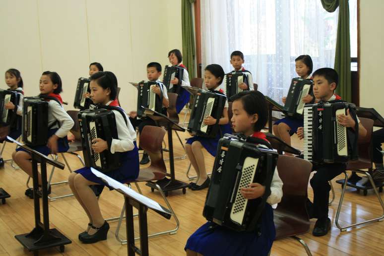 30% dos norte-coreanos atingem educa&ccedil;&atilde;o superior, onde podem optar por sete cursos diferentes, deixando para tr&aacute;s 12 anos de educa&ccedil;&atilde;o b&aacute;sica (e um 13o ano de treinamento militar)