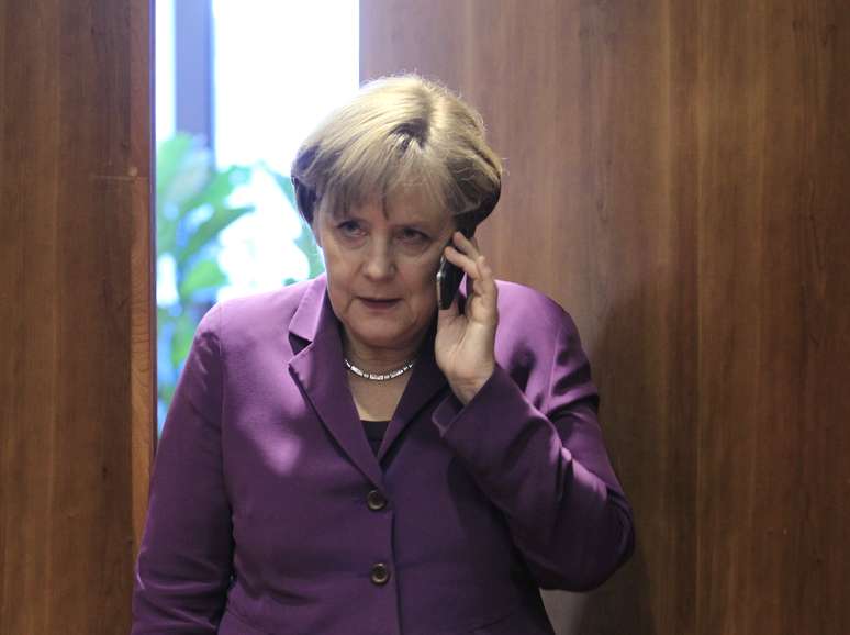 <p>Imagem de arquivo mostra Merkel usando o telefone antes de uma reuni&atilde;o da UE em Bruxelas</p>
