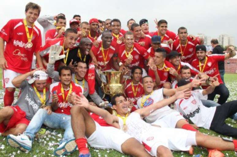 <p>Rebaixado com o XV de Ja&uacute; na S&eacute;rie A3 do Campeonato Paulista de 2012, Walter recuperou o prest&iacute;gio no Noroeste; titular da equipe de Bauru, foi campe&atilde;o da Copa Paulista no mesmo ano</p>