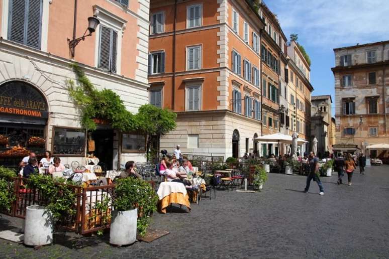 : Local de surgimento do expresso, no início do século XX, a Itália apresenta o mais original café por um preço bem acessível. Amargo e curto, um ristretto em Roma, custa 0,80 euro, o equivalente a R$ 2,40