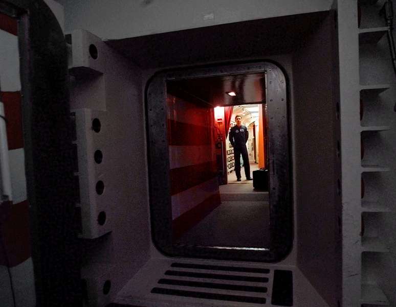 Oficial na entrada de uma cápsula que guarda mísseis nucleares