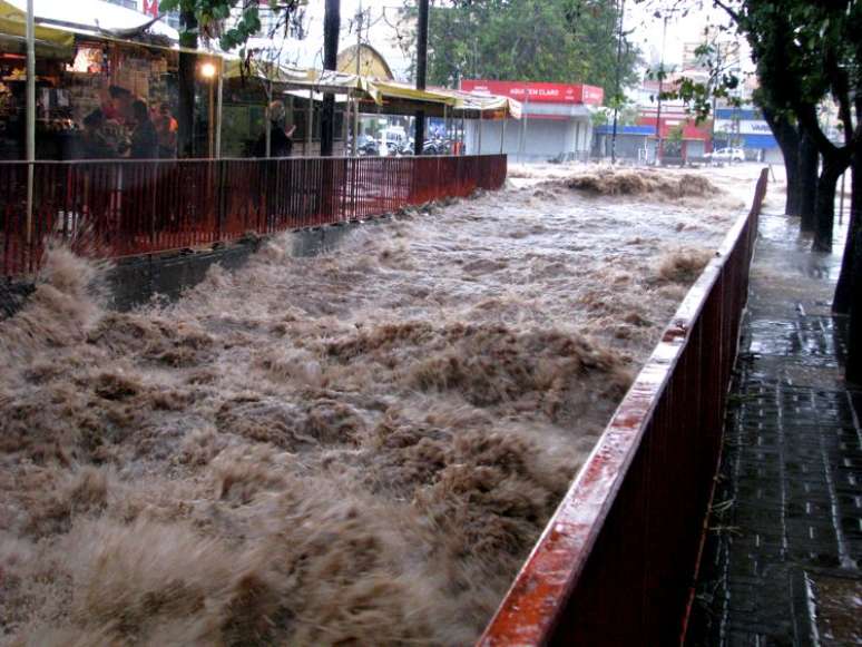 Temporal causou inundação em diversos pontos da cidade de São Carlos