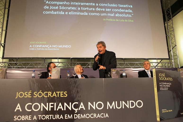 Lula palestra durante lançamento do livro de José Sócrates