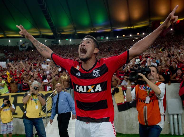 <p>Hernane mostrou nesta quarta-feira porque é o "Rei do Maracanã" desde que o estádio foi reformado - fez três gols na goleada por 4 a 0 sobre o Botafogo e colocou o Flamengo na semifinal da Copa do Brasil</p>
