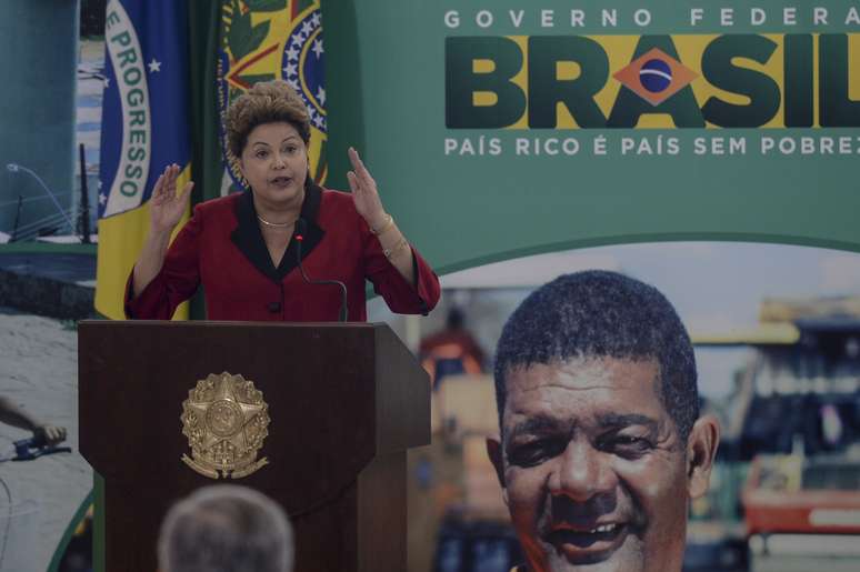 A presidente Dilma Rousseff participa de cerimônia de anuncio do resultado da seleção de saneamento e pavimentação do Programa de Aceleração do Crescimento (PAC 2)