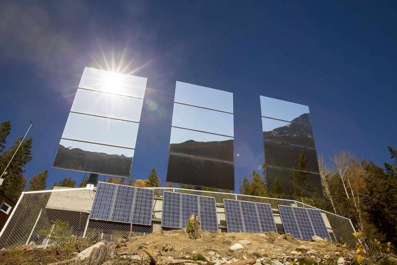 Espelhos gigantes colocados sobre montanhas refletem a luz solar em Rjukan