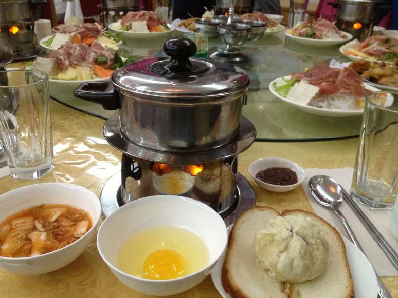 Huoguo norte-coreano é semelhante ao chinês. Carnes e vegetais são cozidos em água. Na Coreia, ainda adiciona-se um ovo - elemento básico das refeições, ao lado do arroz