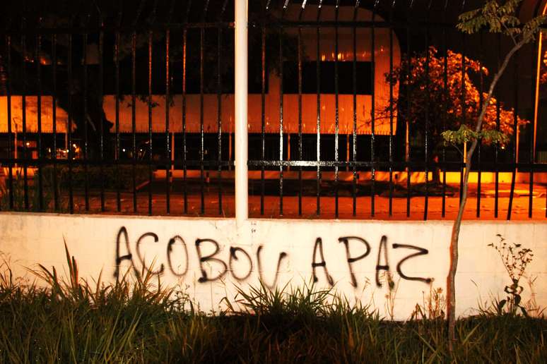 <p>Eliminação do Corinthians na Copa do Brasil gerou protesto na sede do clube</p>