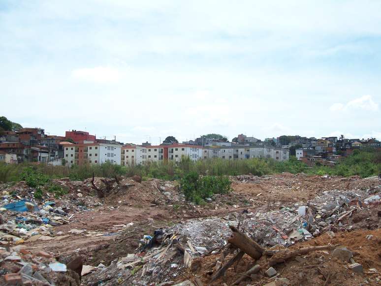 No local existem at&eacute; carros abandonados