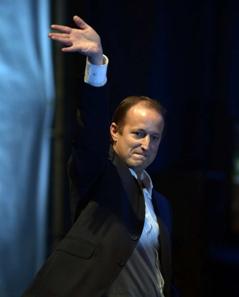 O governista Martin Insaurralde acena ap&oacute;s encerrar discurso em Lomas de Zamora, na &uacute;ltima quinta