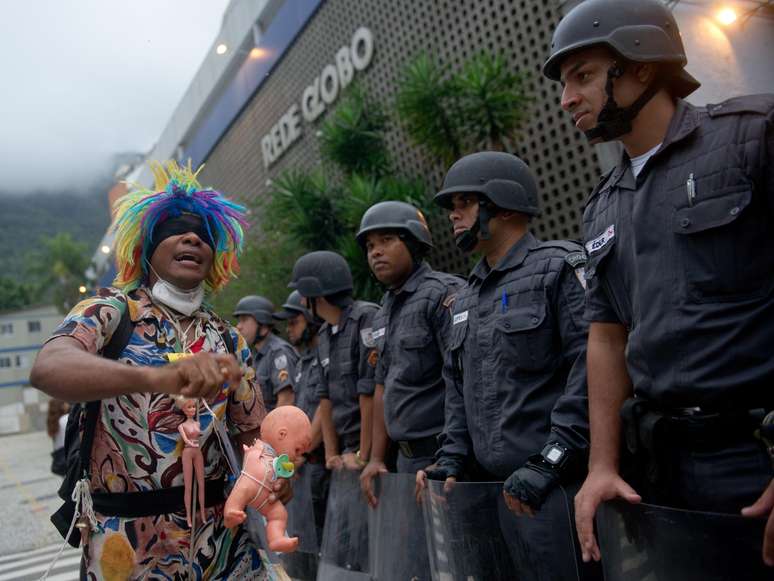 <p>Com palavras de ordem como "O povo não é bobo, abaixo a Rede Globo", os manifestantes acusam a emissora de distorcer o noticiário a respeito dos protestos</p>