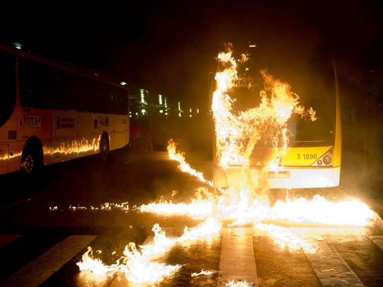 <p>Polícia só reagiu depois que manifestantes atearam fogo em ônibus no terminal Parque Dom Pedro II</p>