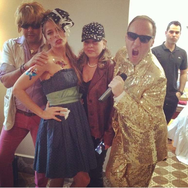 <p>Adriane Galisteu se divertiu na comemora&ccedil;&atilde;o de anivers&aacute;rio de um amigo. Como a festa era &agrave; fantasia, a apresentadora resolveu se vestir de Amy Winehouse. Nas fotos publicadas em seu Instagram, Galisteu fez muitas poses, al&eacute;m de caprichar no car&atilde;o</p>