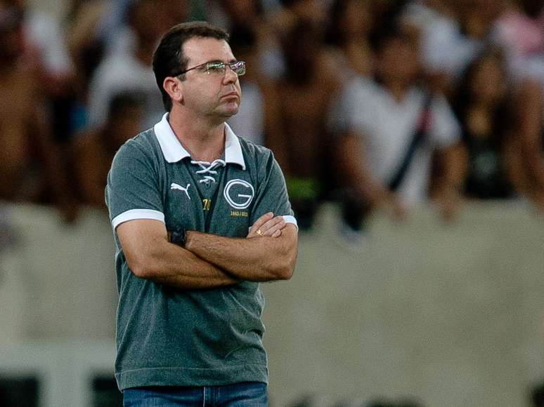 Enderson Moreira observa atuação do Goiás contra o Vasco