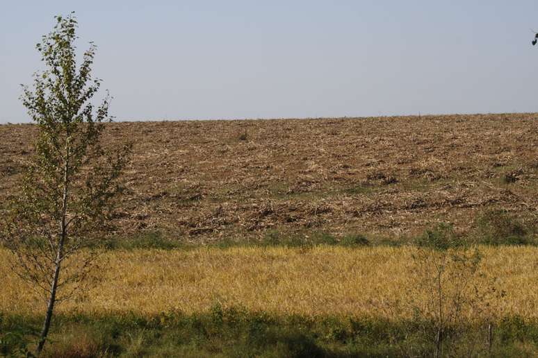 Parada do &ocirc;nibus. A paisagem era semelhante &agrave; viagem de Dandong a Pyongyang, revelando uma geografia pobre