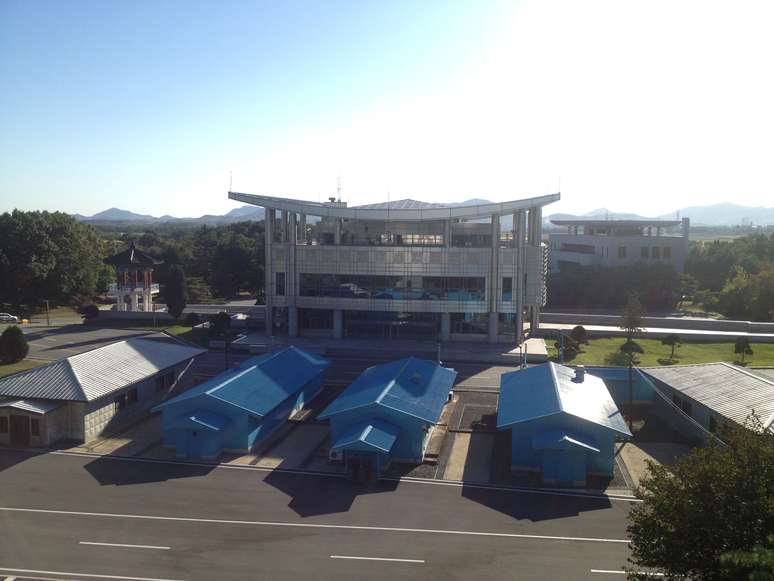 Da sacada do pr&eacute;dio norte-coreano &eacute; poss&iacute;vel ver a base militar dos sul-coreanos. No centro, os pavilh&otilde;es azuis, para negocia&ccedil;&atilde;o, s&atilde;o controlados pelos norte-americanos; os cinzas s&atilde;o controlados pelo ex&eacute;rcito de Kim Jong-un