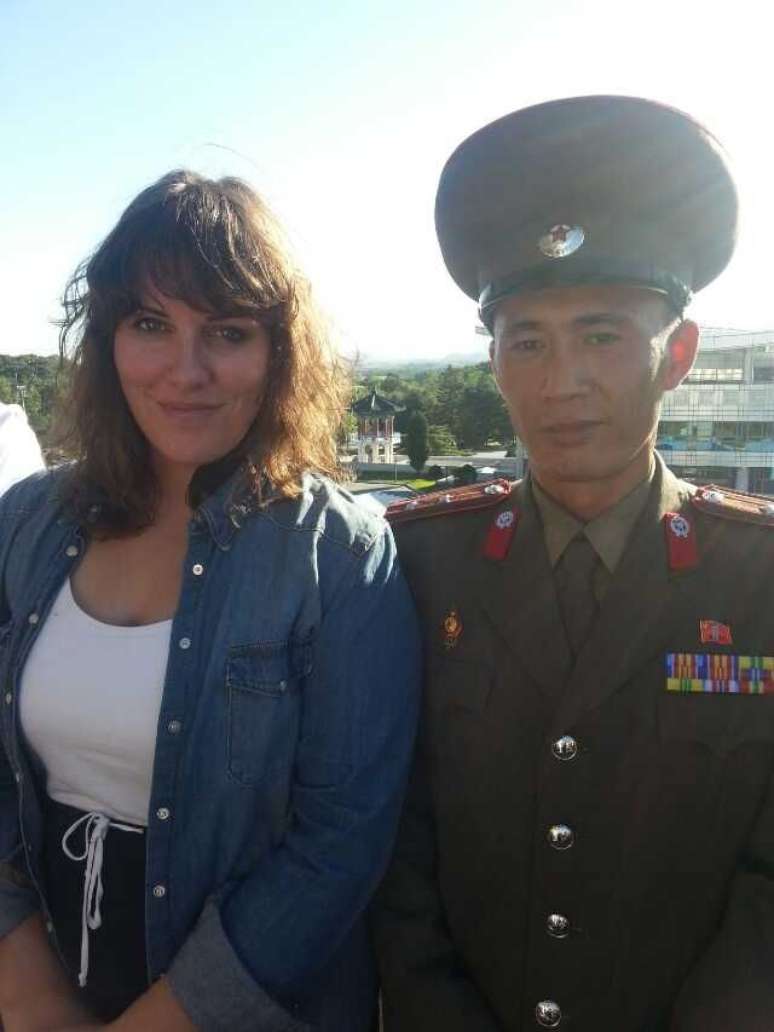 Guia local me chama para tirar uma foto ao seu lado e pergunta, atrav&eacute;s da Srta. Zhou (que me traduz pro chin&ecirc;s) se eu sou russa