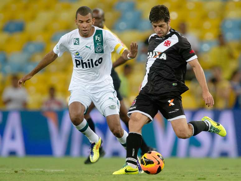 Juninho tenta escapar da marcação do Goiás em partida da Copa do Brasil