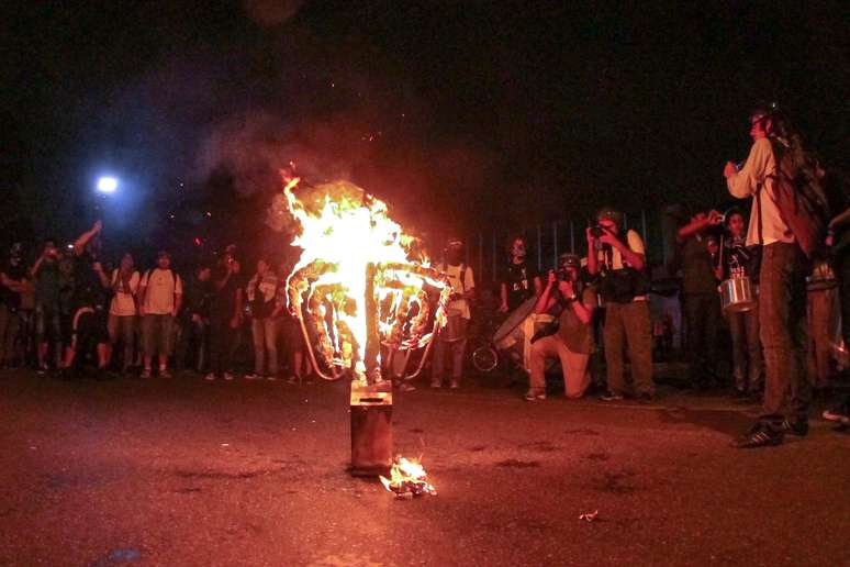 Manifestantes ateam fogo em catraca durante protesto contra o terminal Campo Limpo