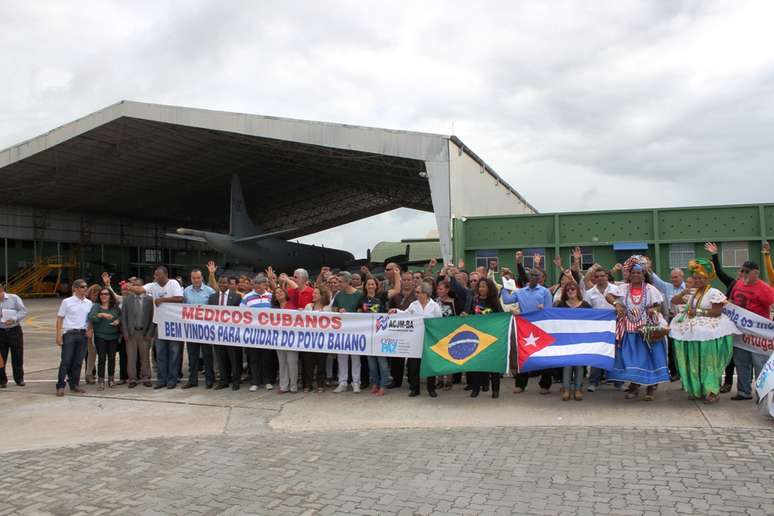 Médicos cubanos foram saudados em sua chegada a Salvador