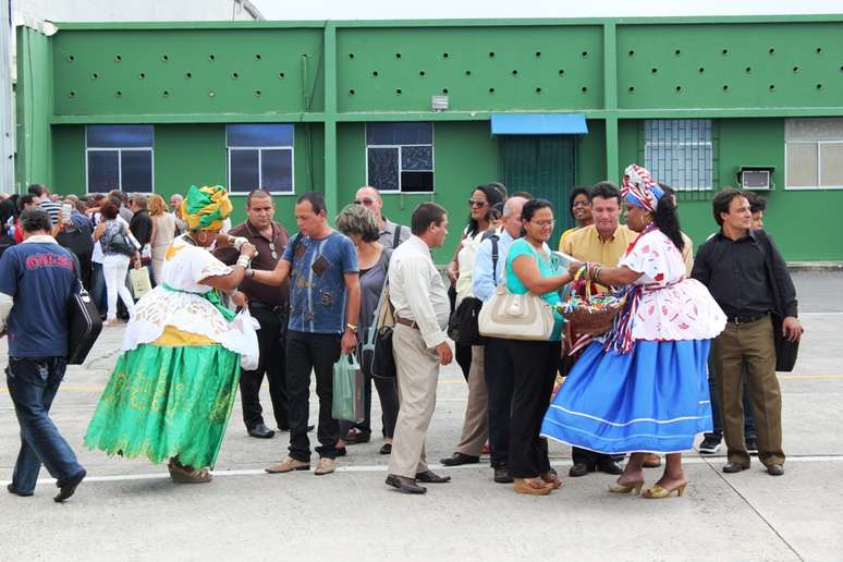 Vestidas com roupas típicas, baianas presentearam médicos no desembarque