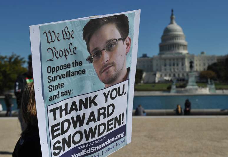 <p>Em cartaz, manifestante agradece a Edward Snowden por vazar dados de vigil&acirc;ncia americana</p>