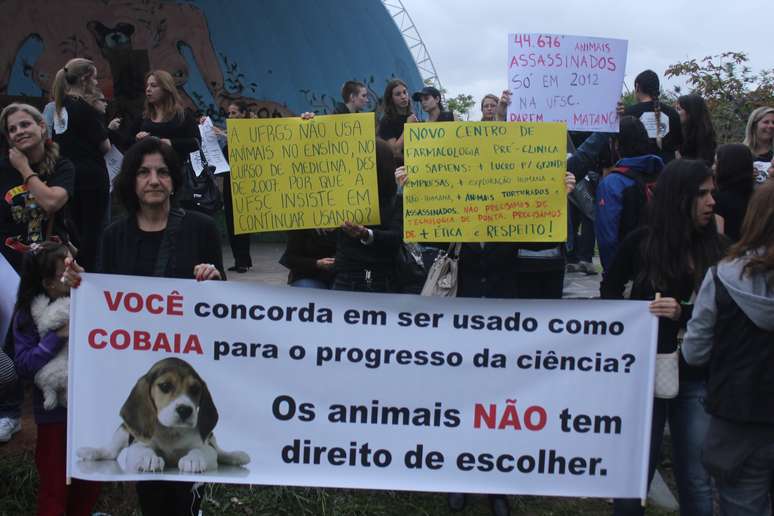 <p>Usando roupas pretas, os manifestantes caminharam até uma das avenidas de acesso à UFSC e realizaram um minuto de silêncio diante do biotério, local onde os animais são mantidos</p>