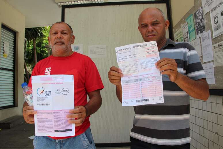 <b>Teresina </b>- Manoel Jesus da Costa (esquerda), 47 anos, e Manoel Francisco da Rocha, 45 anos, desistiram da prova por estarem na sala dos adventistas