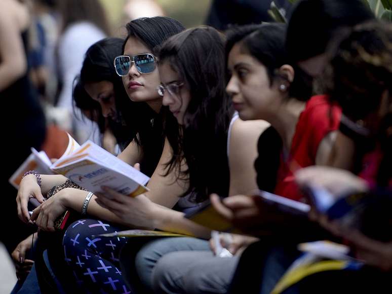 <p>Para concorrer às bolsas integrais, o candidato deve comprovar renda bruta familiar, por pessoa, de até um salário mínimo e meio</p>