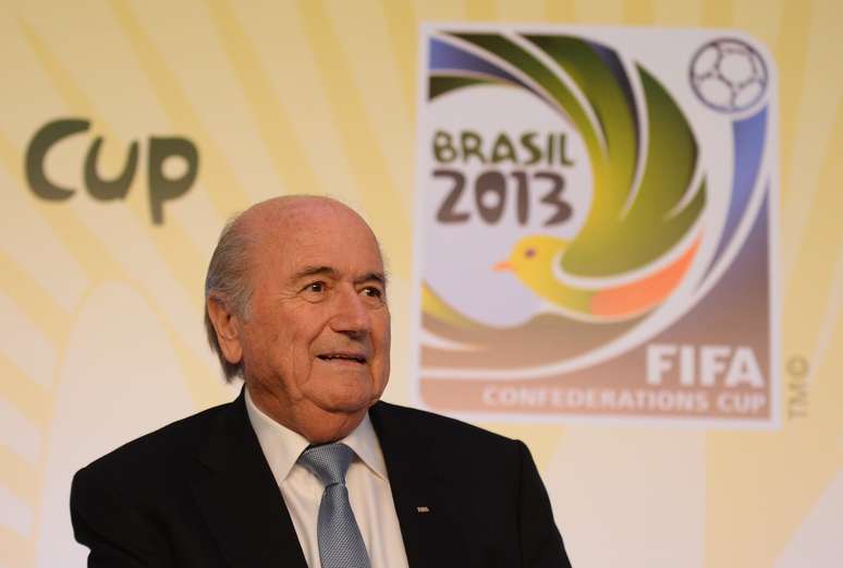 <p>Presidente da Fifa rebateu as críticas e disse que não é um "parasita sem coração sugando o sangue do futebol"</p>