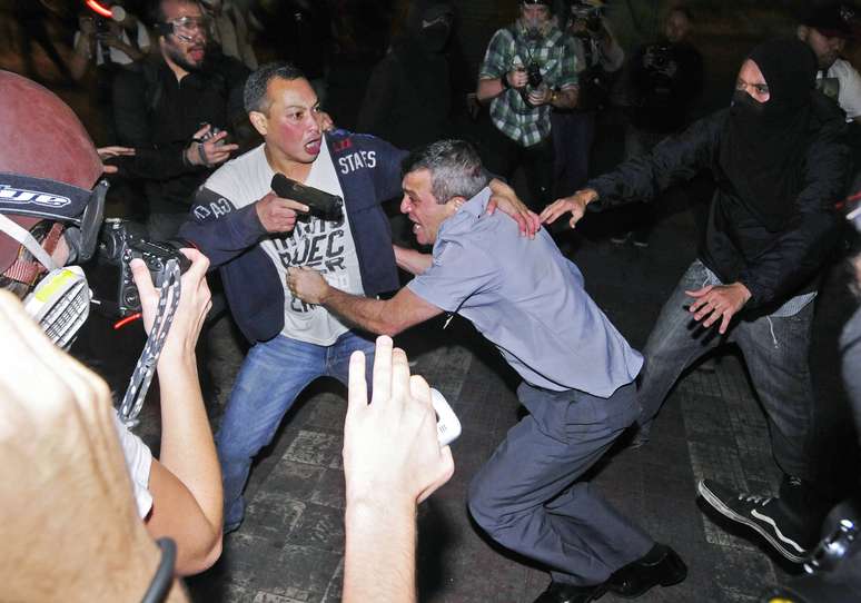 <p>Soldado à paisana tenta proteger coronel Rossi das agressões de manifestantes</p>