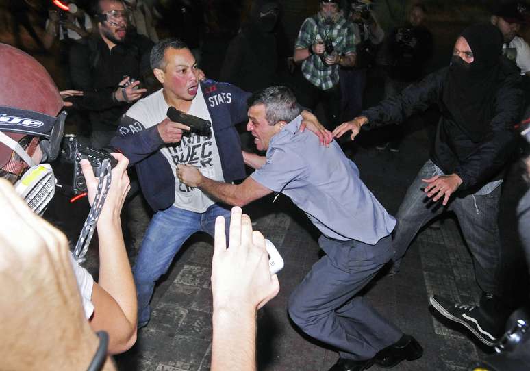 <p>Soldado à paisana sacou pistola para proteger coronel de agressões durante protesto na última sexta-feira, em São Paulo</p>