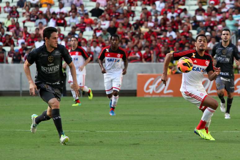 Hernane teve duas boas oportunidades e até acertou o travessão, mas passou em branco fora do Maracanã