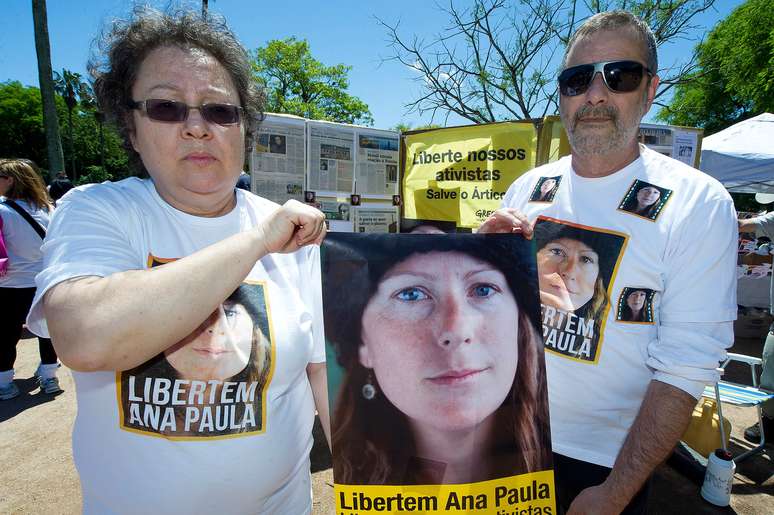 <b>27 de outubro</b> - Familiares da bióloga brasileira Ana Paula Maciel, que foi presa na Rússia com outros 29 ativistas do Greenpeace, fazem um protesto em Porto Alegre pedindo a libertação dela. O grupo fez uma manifestação no Parque da Redenção exigindo que os 30 ativistas sejam soltos