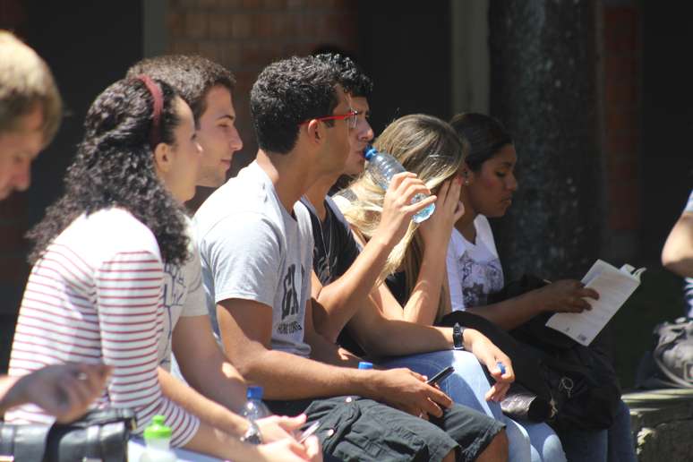 Florianópolis - Candidatos chegaram cedo à Universidade Federal de Santa Catarina (UFSC) para evitar os problemas do primeiro dia