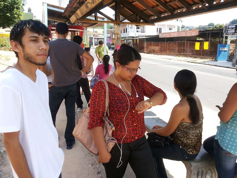 A professora Karina Serrão, de 25 anos, estava há 40 minutos esperando o ônibus da linha 416 