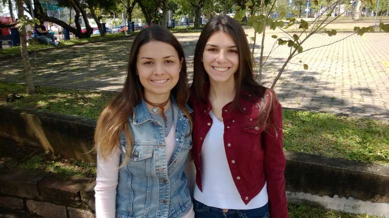 <p>Amanda Lampert e sua irmã, Fernanda Lampert, aguardam a abertura dos portões em Porto Alegre</p>