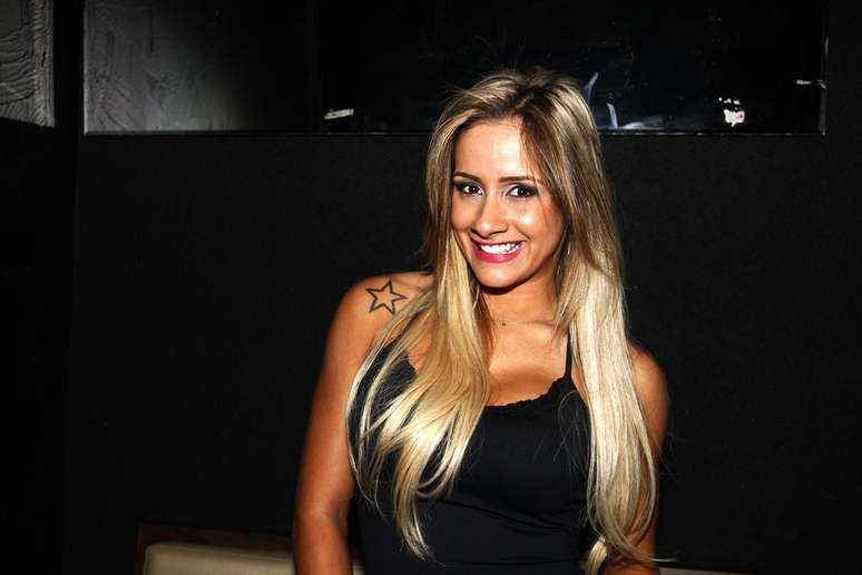 Babi Muniz esteve no Bar Fidélis, em São Paulo, para curtir o show do grupo de pagode InovaSamba