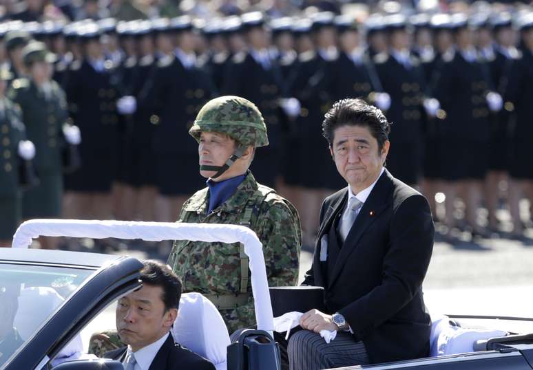 <p>Primeiro-ministro Shinzo Abe participou de cerim&ocirc;nia militar neste domingo</p>