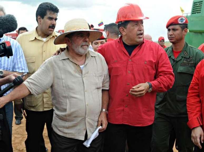 Maduro (esq.) aproveitou para divulgar imagem em que aparece ao lado do aniversariante Lula (centro) e Chávez (dir.)