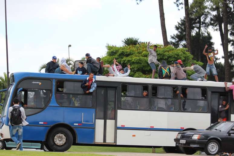 Alguns jovens adentraram ao cemitério em cima do teto do coletivo