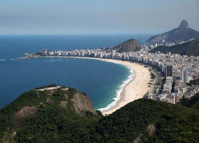 Copacabana é uma das praias que deve ser beneficiada por projeto de despoluição