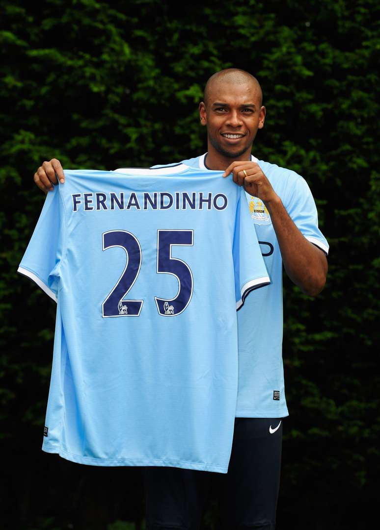 Fernandinho é uma das principais contratações do endinheirado Manchester City para a temporada