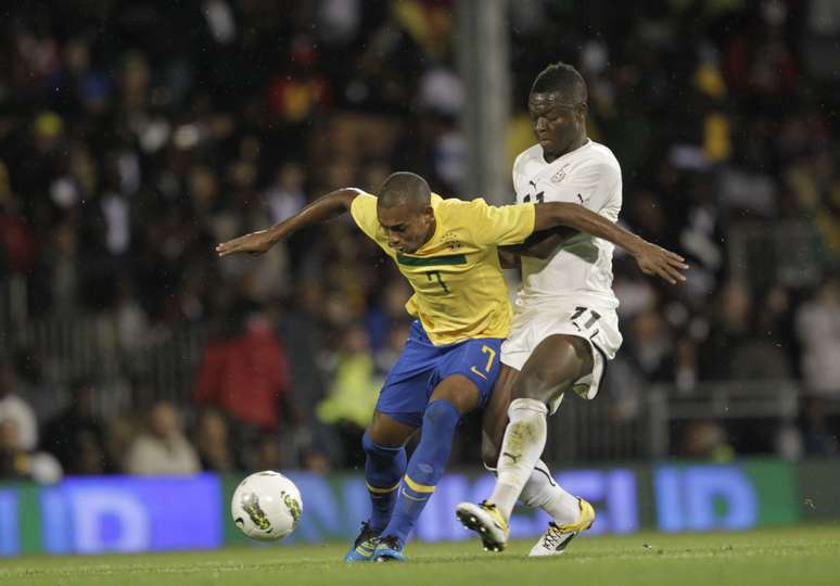 Fernandinho teve chances na Seleção com Mano Menezes, mas ainda não foi lembrado por Scolari