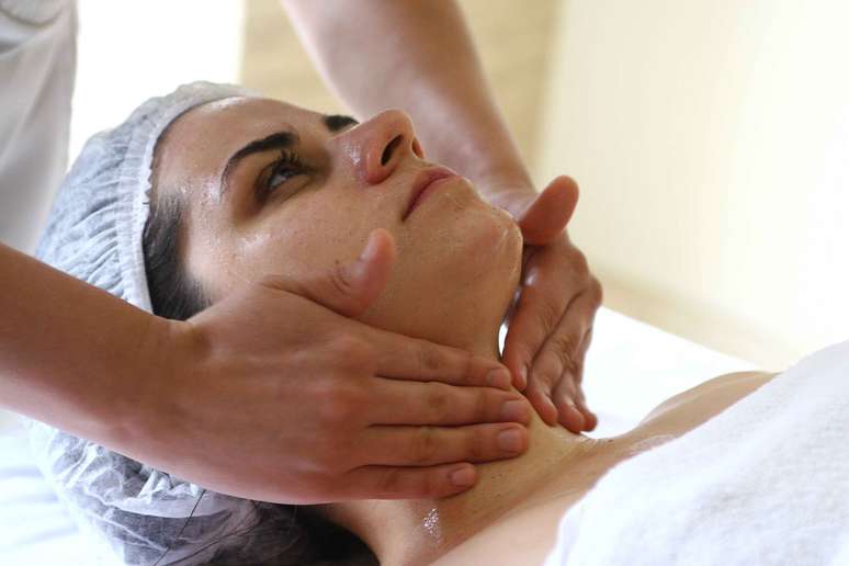 Ap&oacute;s nutrir todo o corpo, &eacute; a vez do rosto receber os benef&iacute;cios dos produtos feitos &agrave; base de uva. Para come&ccedil;ar, o primeiro passo &eacute; higienizar bem a regi&atilde;o com sabonete l&iacute;quido 