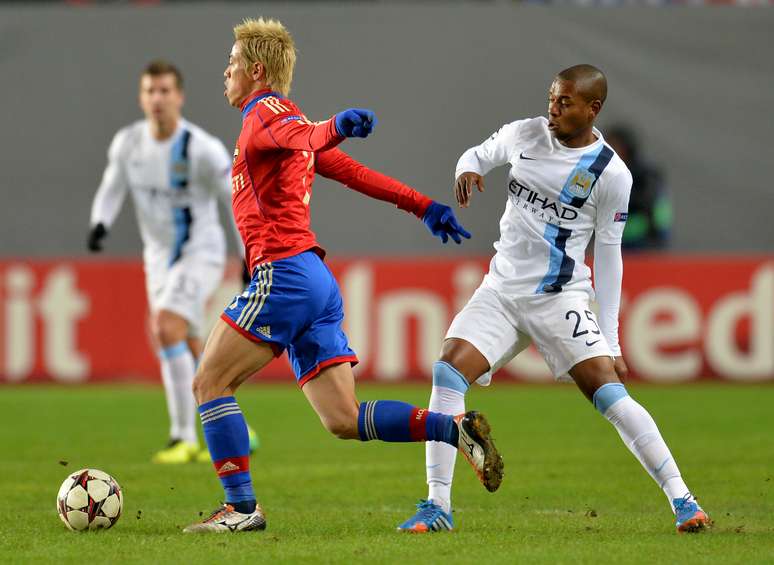 Fernandinho esteve em partida entre City e CSKA de Moscou em que Yaya Touré foi alvo de gritos racistas