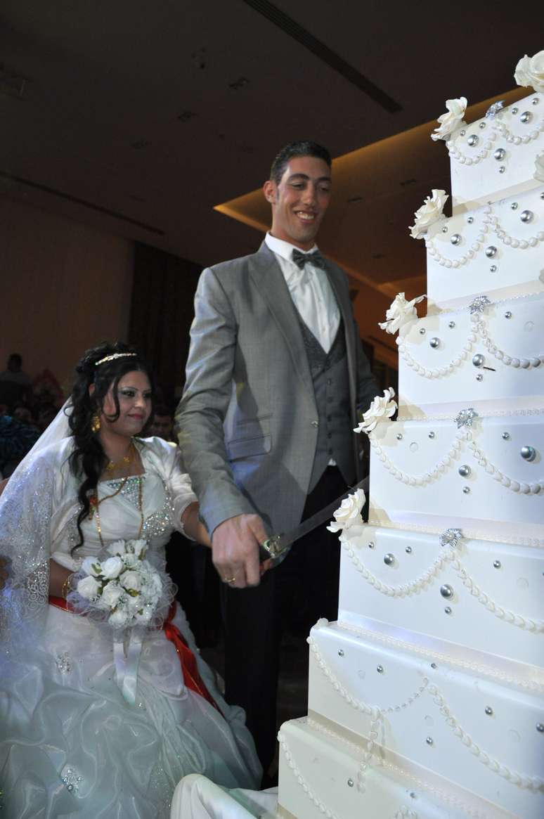 Os noivos cortam o bolo de casamento