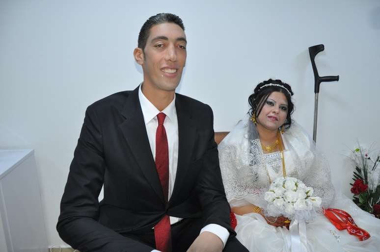 Sultan Kosen e a esposa durante a cerimônia de casamento