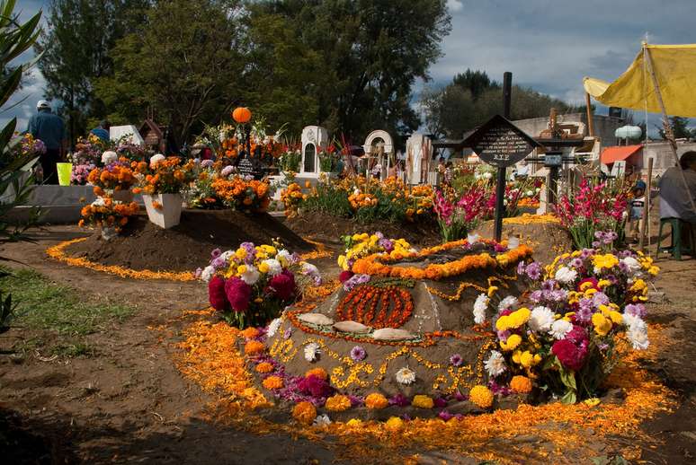 Flores decoram os túmulos em preparação para a Alumbrada, festejo realizado todos os anos na comunidade de San Andrés de Mixquic, na Cidade do México